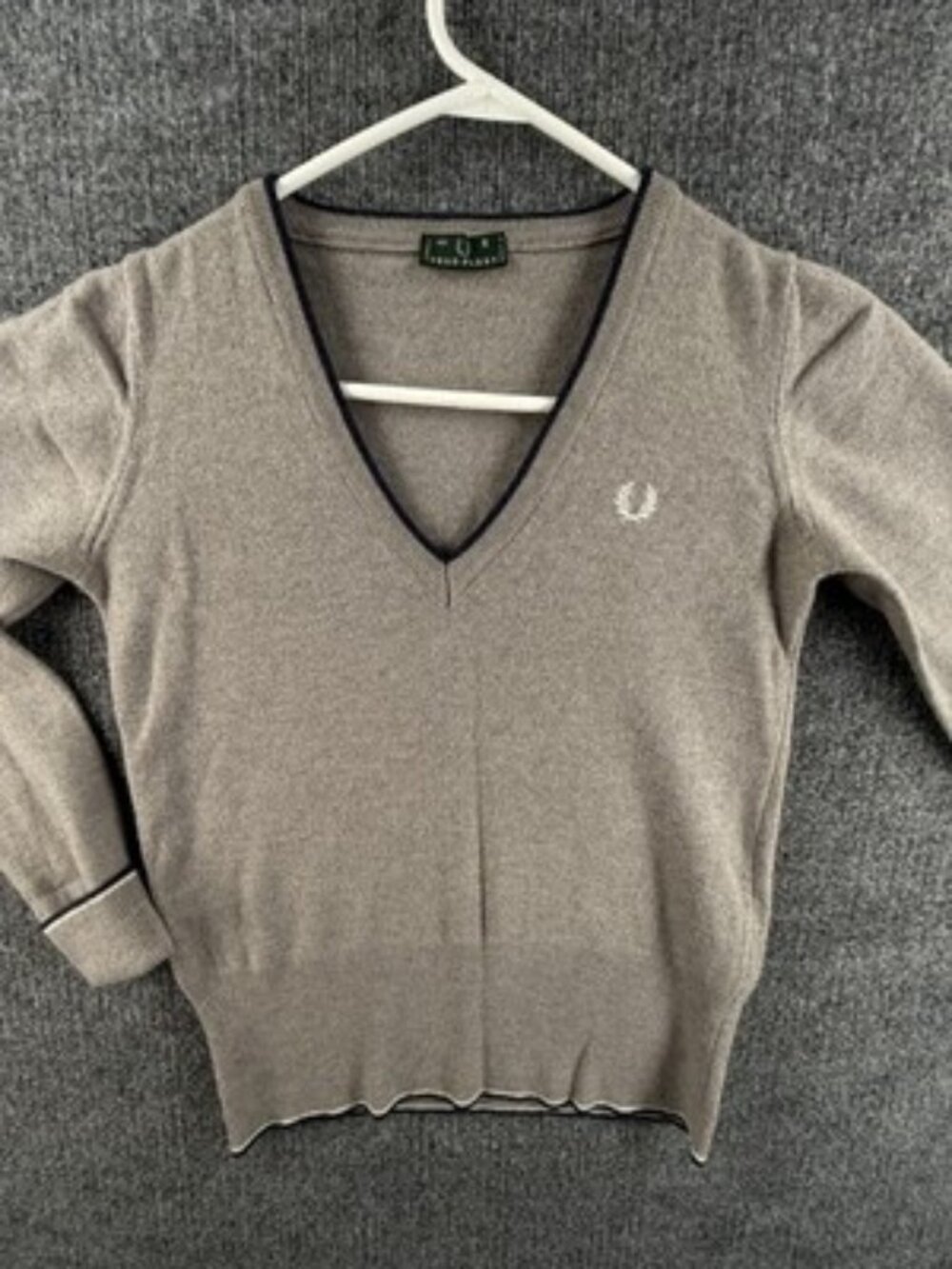 Fred Perry V-Neck Small Logo Sweater Wool Pullover Gray Long Sleeve Italy Knit